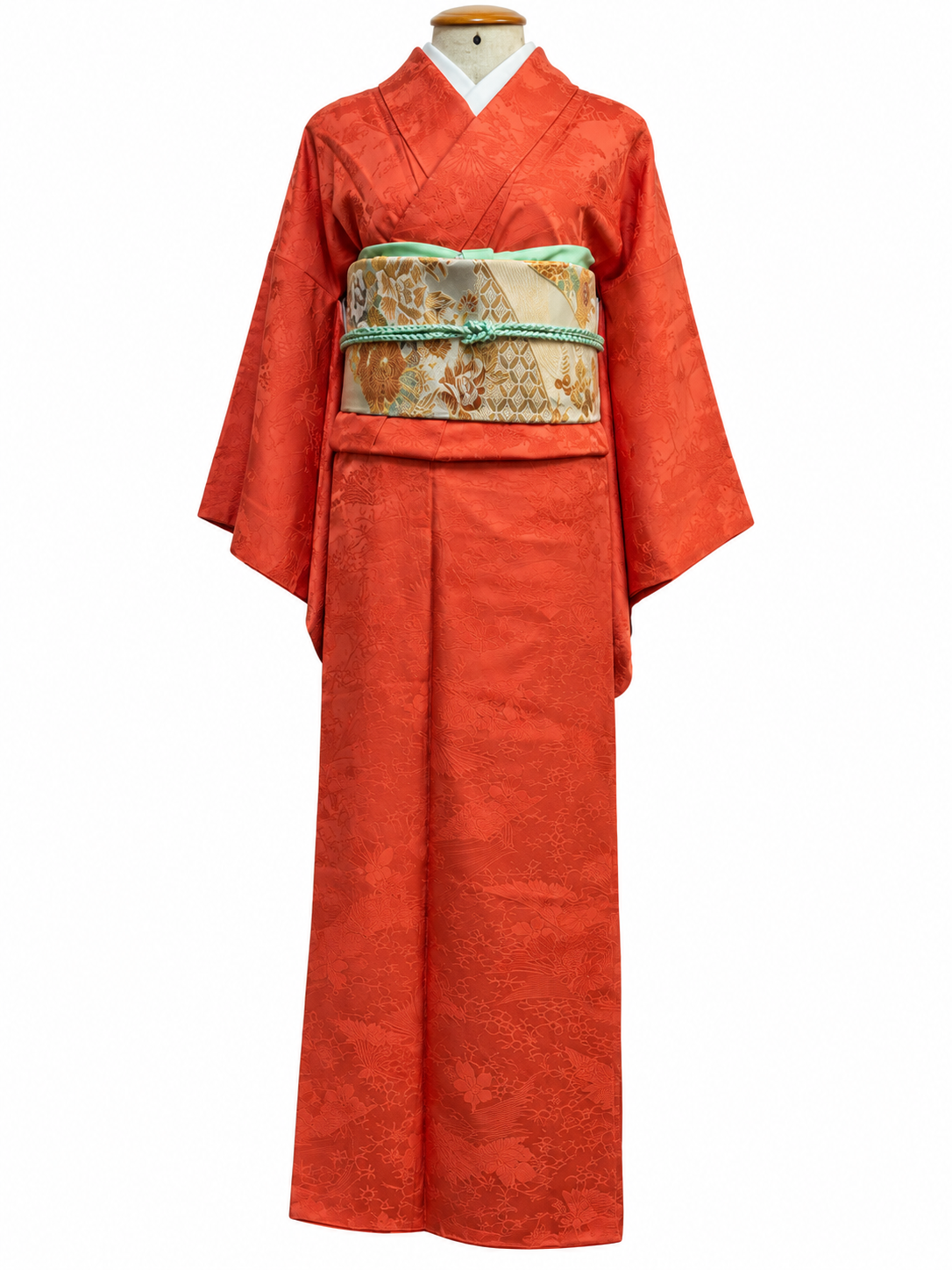 Kimono Iromuji coral com obi dourado e detalhes verdes